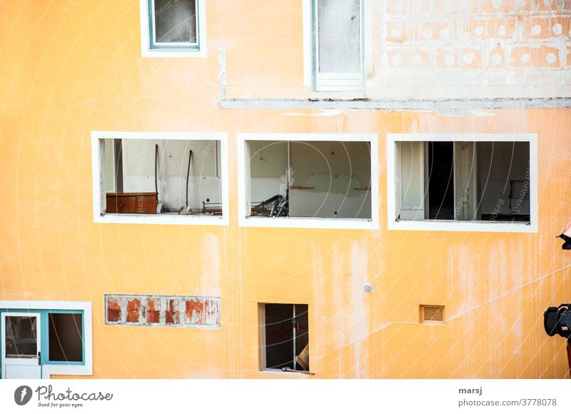 Renovation eines orangefarbenen Gebäudes Architektur Mauerwerk Baustelle Haus Fenster Vergänglichkeit Abrissreif kaputt wirr Bauwerk Wand Verfall Ausbau