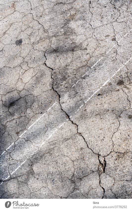 Spurensuche l Risse im Beton Betonboden Risse im Boden Markierungslinie spuren hinterlassen Strukturen & Formen Menschenleer Linie grau