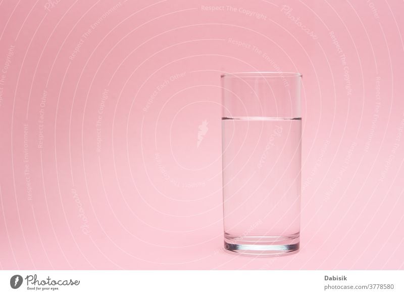 Wasserglas auf rosa Hintergrund trinken Glas rein eingießen Schatten Konzept liquide Getränk Sauberkeit Gesundheit frisch Frische durchsichtig weiß