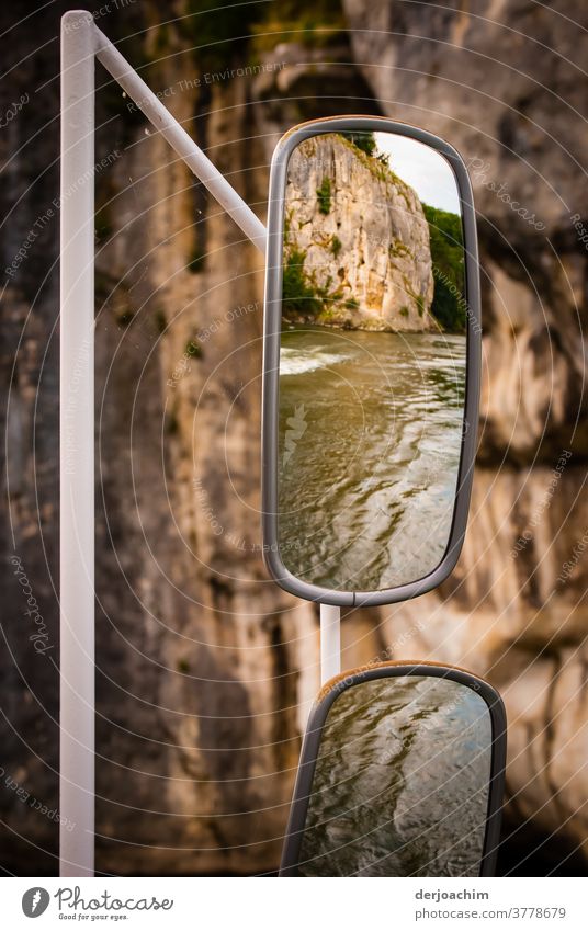 Rückspiegel auf einem Schiff, bei der Donau Enge bei Weltenburg. Zu sehen ist Wasser und Felsen. fahren Farbfoto Ferien & Urlaub & Reisen Außenaufnahme Ausflug