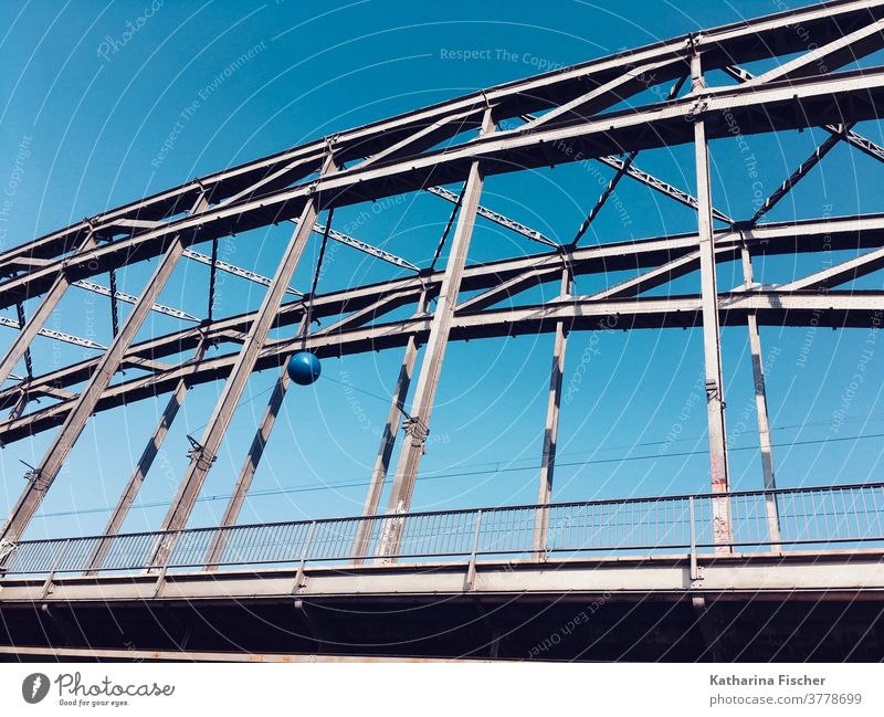 Brücke  Stadt Frankfurt am Main Architektur blau Himmel Außenaufnahme Farbfoto Menschenleer Bauwerk Tag Schönes Wetter Verkehrswege schönes Wetter Sonnenschein