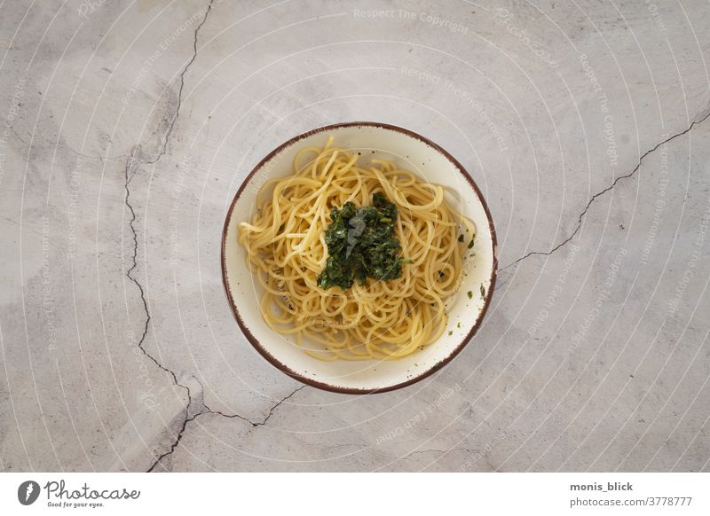Spaghetti mit Pesto, Essen Foodfotografie Lebensmittel Gesunde Ernährung lecker Farbfoto Speise Alltagsfotografie
