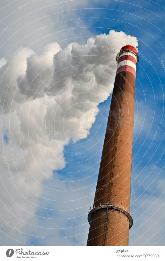 Fabrikschlot mit Rauch Schornstein Qualm hoch Schlot Abgas Umwelt Ökologie Industrie Klimawandel Industrieanlage Umweltverschmutzung Außenaufnahme
