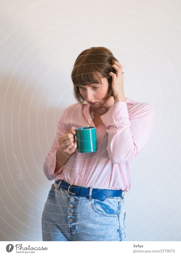 Junge traurige Frau trinkt Kaffee und denkt nach jung Depression Stress gestresst Gefühl beunruhigt Psychologie mental unglücklich einsam rosa ernst Denken