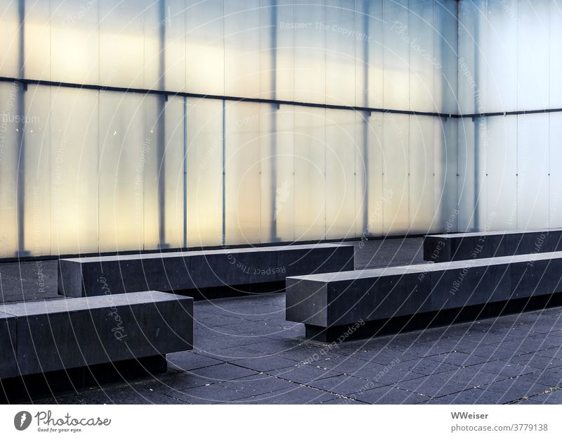 Hier kann man sich hinsetzen und durchatmen, wenn der Museumsbesuch anstrengend war Bänke Bank Steinbank Fenster Licht Straße Hof Köln Dämmerung Ausstellung