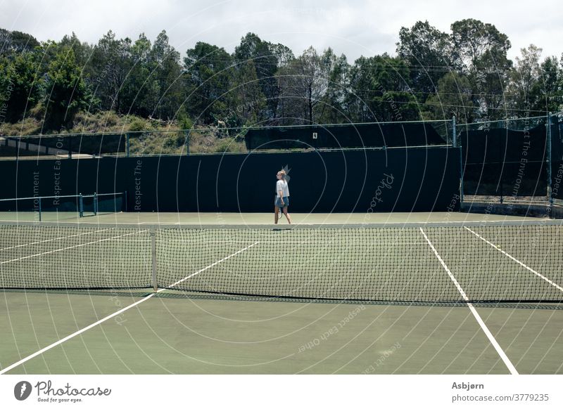 Frau auf dem Tennisplatz Sport Spielfeld im Freien Netz Padel Remmidemmi Ball Freundschaft Zusammensein Spaß echte Menschen offen wirklich Leben Zeit verbringen