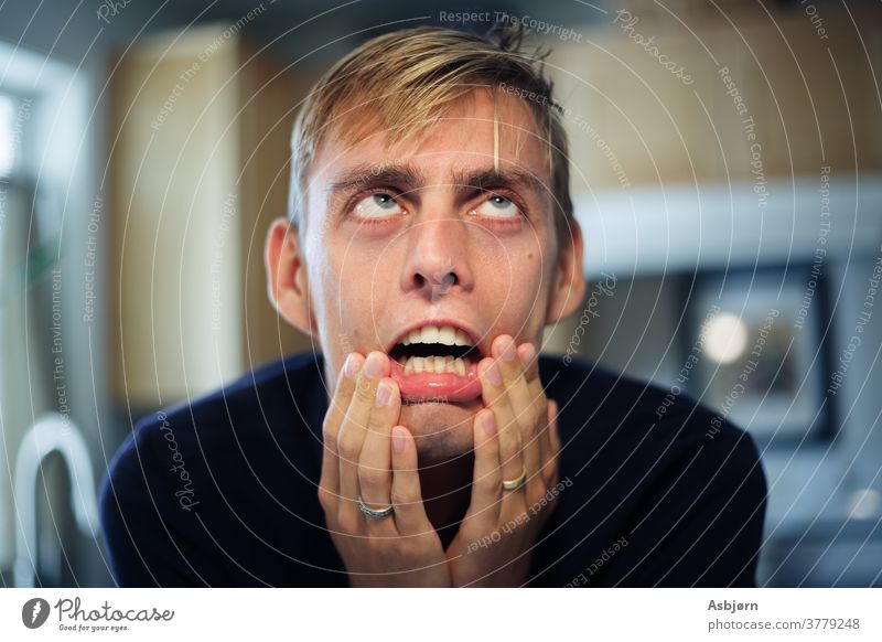 Mann gestresst und frustriert überrascht verwirrt ängstlich Ausdruck warum? Denken Zukunft Mensch Gefühle lustig Porträt Gesicht Stress Problematik Verzweiflung