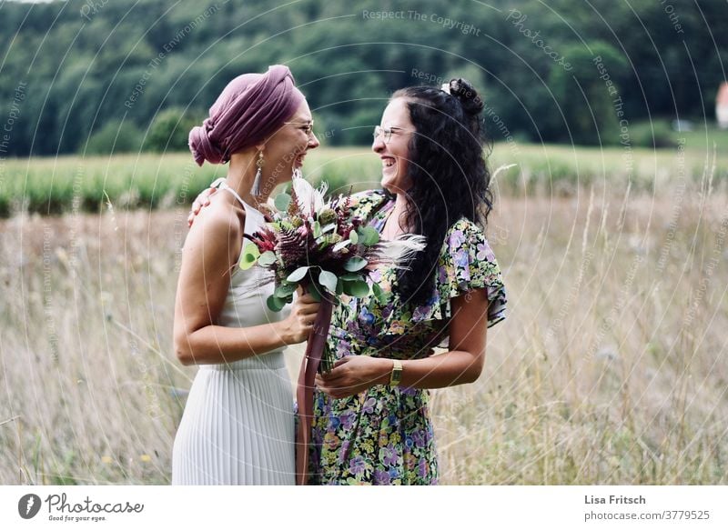 FREUNDSCHAFT - HOCHZEIT - TRAUZEUGIN Hochzeit Trauzeuge Freundin Freundschaft glücklich," lachen Freude Glück Zusammensein Fröhlichkeit Farbfoto Erwachsene