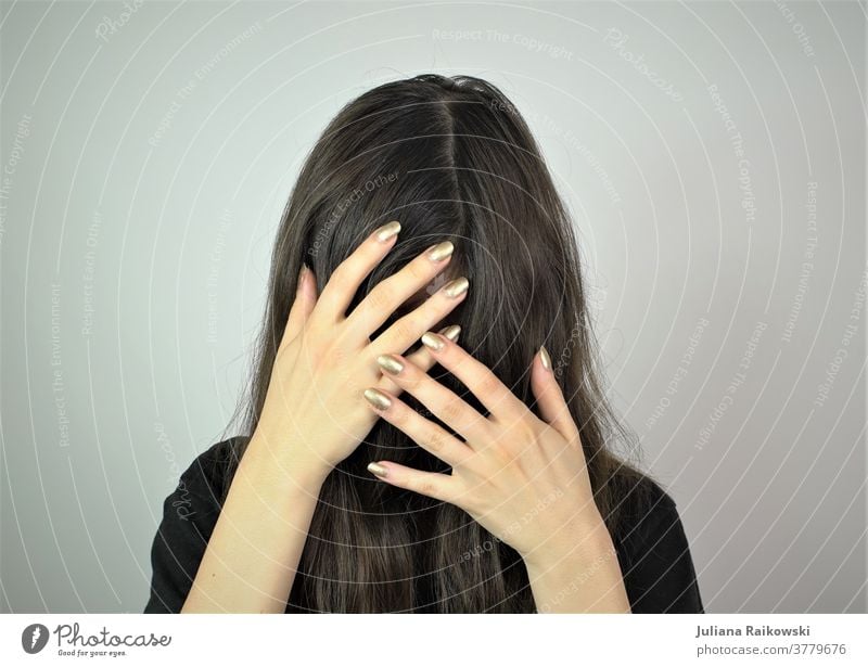 Frau mit Haaren und Händen vorm Gesicht Selbstportrait Porträt Kopf Haare & Frisuren Gefühle schön schwarz geheimnisvoll verstecken Traurigkeit feminin