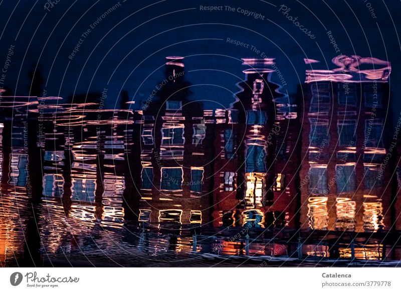Illusion | Spiegelungen Häuserfront Wasser Stadt Amsterdam Architektur Abends Licht Fenster Fassade Reflexion und Spiegelung Gebäude Bauwerk Himmel Nachts
