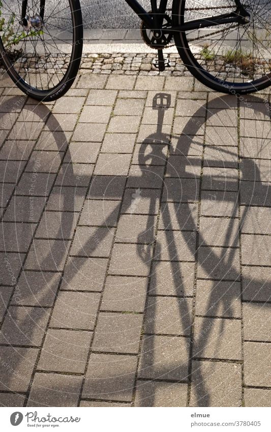 Während der Schatten seines abgestellten Fahrrades immer länger wurde, nahm die Zeit bis zum Ausschankschluss im Biergarten beständig ab ... abstellen