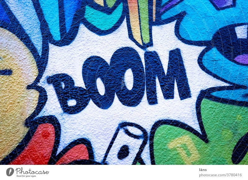BOOM l Explosion Boom Graffiti Haus Gebäude Wand Fassade Außenaufnahme Schriftzeichen Menschenleer Mauer Stadt Farbfoto