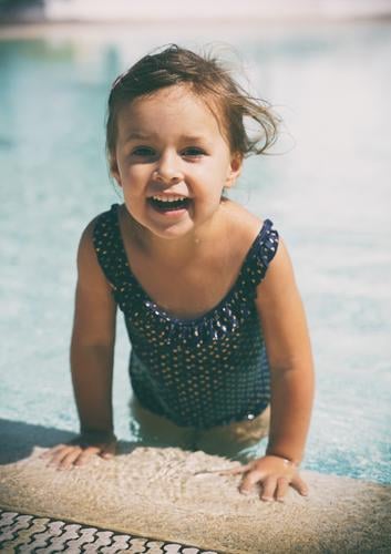 Kleine Liese Mädchen Mädchenportrait Kind Kindererziehung Kindheit Kindheitstraum Kindheitserinnerung Urlaub Urlaubsstimmung baden Pool Schwimmen & Baden