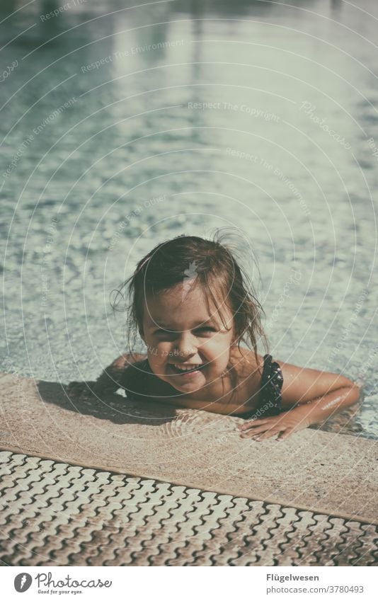 Kleine Liese II Mädchen Mädchenportrait Kind Kindererziehung Kindheit Kindheitstraum Kindheitserinnerung Urlaub Urlaubsstimmung baden Pool Schwimmen & Baden