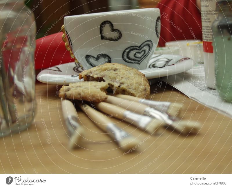 Künstler Pause Tasse Pinsel Keks Backwaren Tisch Ernährung Kaffee Herz