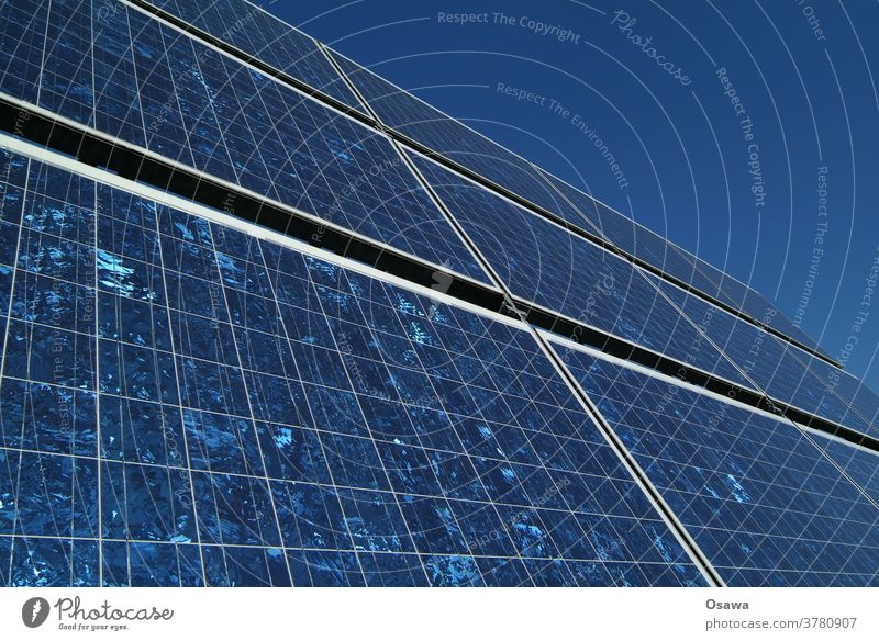 Sonnenkollektor gegen klaren blauen Himmel Sonnenenergie Solarzelle Energie Energiewirtschaft Kraft Kraftwerk Stromversorgung Erneuerbare Energie