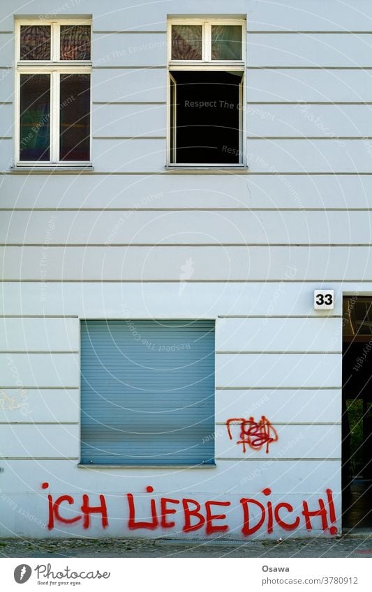 33 iCH LiEBE DiCH! Hausnummer Fassade Gebäude Wand Fenster Graffiti Tag Schriftzeichen Schmiererei Sachbeschädigung Farbe Rot Botschaft Liebe ich liebe dich