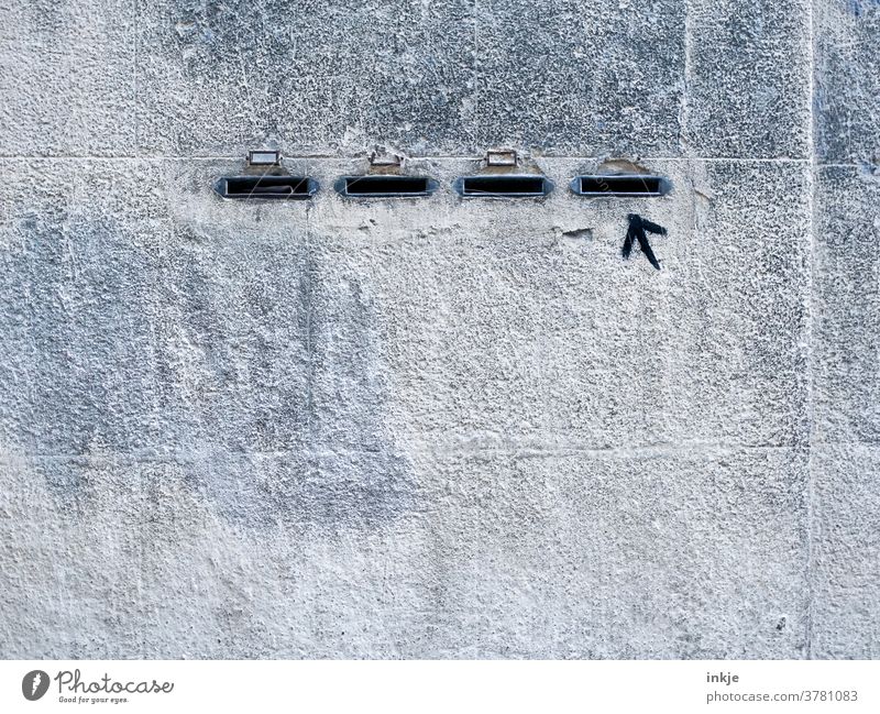 Rechtswähler Wand Fassade Farbfoto grau trist Textfreiraum Schlitz vier Pfeil Hinweis Außenaufnahme Mauer Menschenleer Gebäude rechts Beton schwarz Graffiti