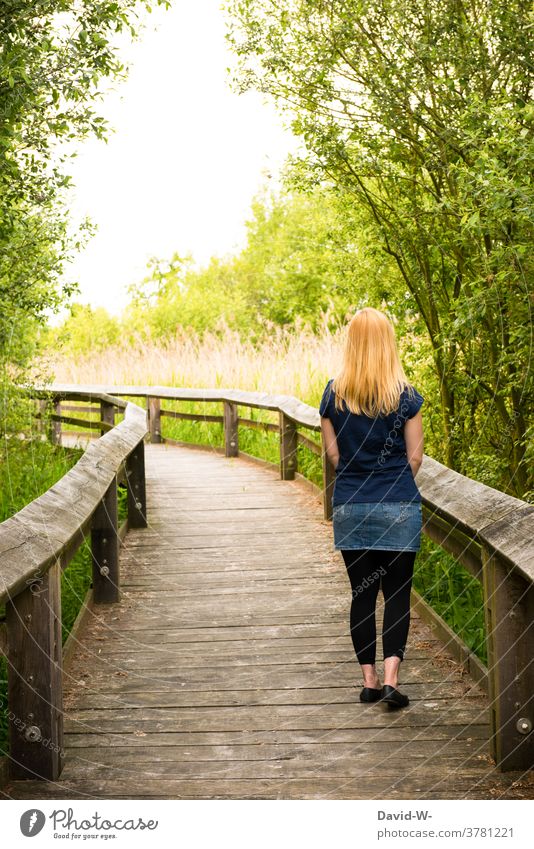 Junge Frau spaziert durch die Natur spazieren Sommer schön Ruhe Wege & Pfade Brücke Geländer hübsch warm alleine Abstand