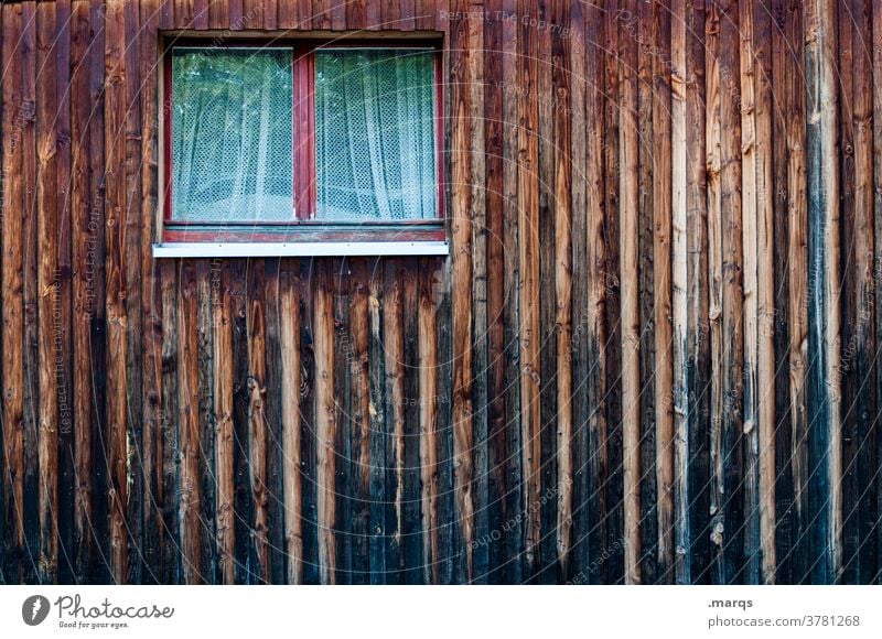 Fenster in Holzwand Gardine Fassade dunkel braun blau Hütte Nahaufnahme