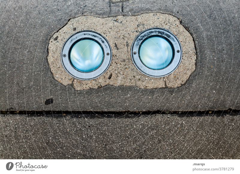 Wall-E Asphalt Beleuchtung Scheinwerfer Linie Gesicht skurril lustig Vogelperspektive