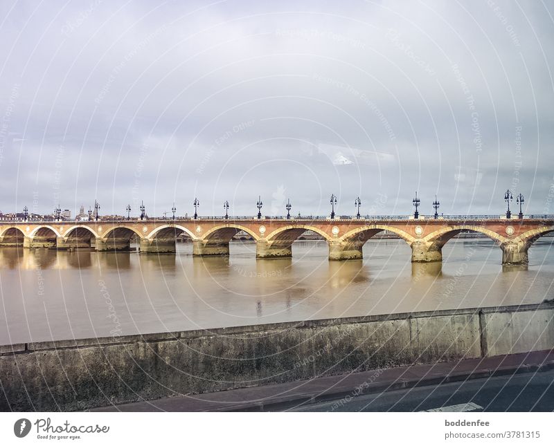 OLYMPUS DIGITAL CAMERA, die Pont de pierre über die Garonne in Bordeaux bei verhangenem Himmel, ein Ausschnitt Brücke Bordeaux-Wein Farbfoto Tourismus