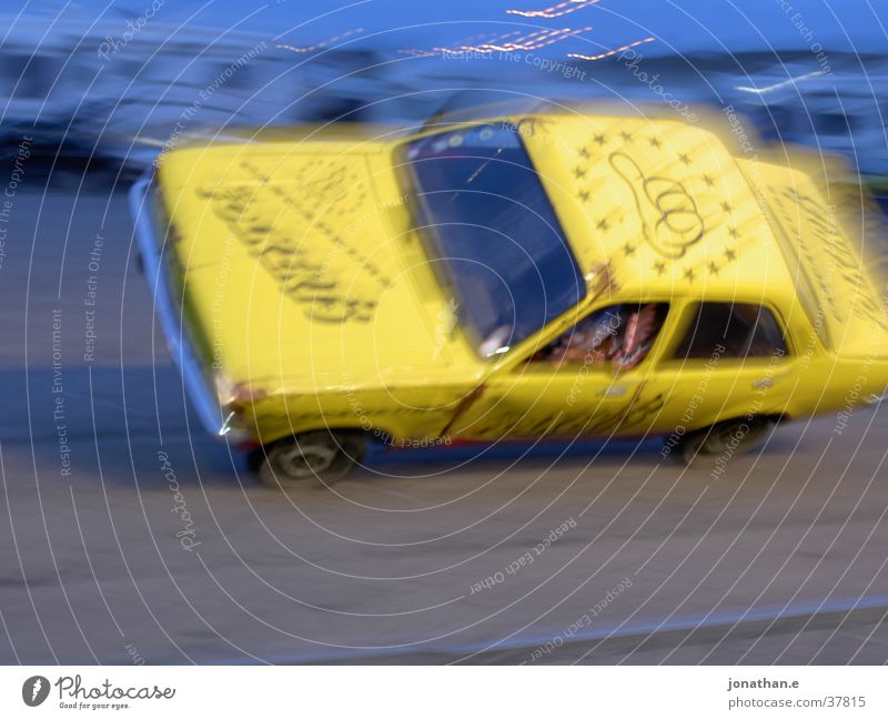 car stunt gelb Unschärfe Licht Stunt Show Geschwindigkeit Verkehr PKW