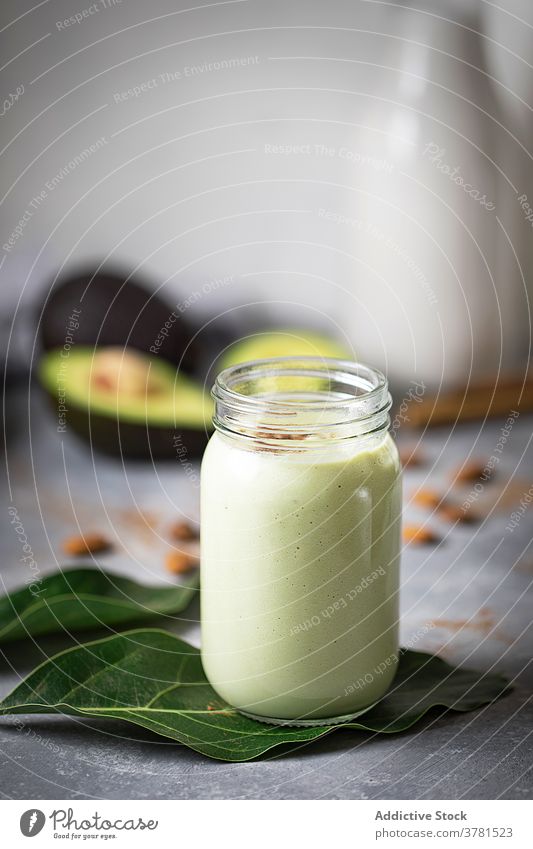 Leckerer Joghurt im Glas auf dem Tisch in der Küche selbstgemacht natürlich organisch Molkerei süß lecker frisch Gesundheit Lebensmittel Diät grün Blatt