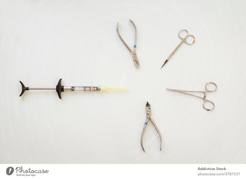 Zahnärztliche Instrumente auf medizinischer Serviette Werkzeuge Zahnarzt Kulisse Klinik Gerät rostfrei Spritze Schere Zange Sonde Pflege Sortiment Varieté