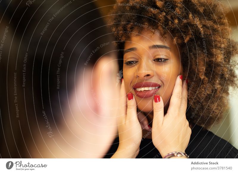 Schwarze Frau beim Zahnarzt geduldig Check-up Zähne Implantat dental Klinik professionell Krankenpfleger Arzt multiethnisch rassenübergreifend Vielfalt