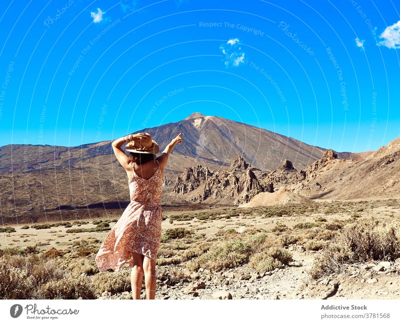 Reisende Frau im Kleid im Hochland reisen Sommer Berge u. Gebirge sorgenfrei Tourismus Tal Feiertag Teneriffa Spanien Teide Berg Kanarische Inseln Reittier