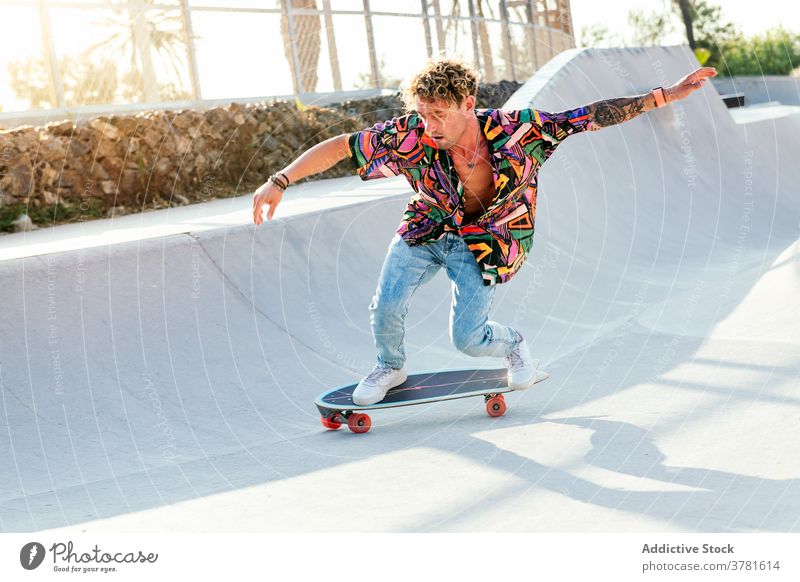 Aktive Hipster Mann Skateboarden im Park Skater Rampe Skatepark Stil Aktivität Trick Mitfahrgelegenheit trendy jung männlich Schlittschuh Stunt Fähigkeit