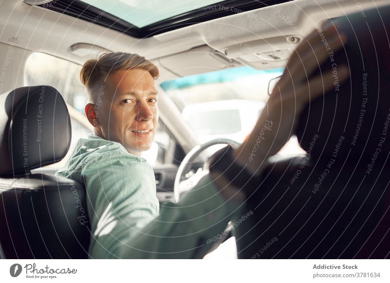 Stilvoller Mann auf Fahrersitz im Auto Sitz Innenbereich PKW Automobil Lächeln gutaussehend Reichtum männlich trendy Verkehr Fahrzeug maskulin Freude geparkt