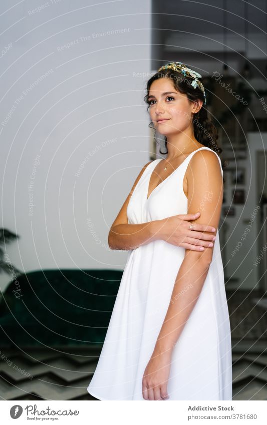 Elegante Frau im Kleid schaut weg weiß Anmut elegant sanft filigran Lächeln weißes Kleid romantisch modern Windstille Stil Appartement sich[Akk] entspannen