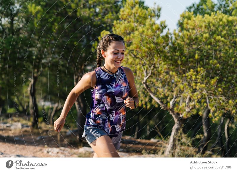 Aktive Frau läuft auf Pfad im Wald Nachlauf laufen Berge u. Gebirge aktiv Training Sport Athlet positiv jung Natur Fitness Lifestyle Sportkleidung