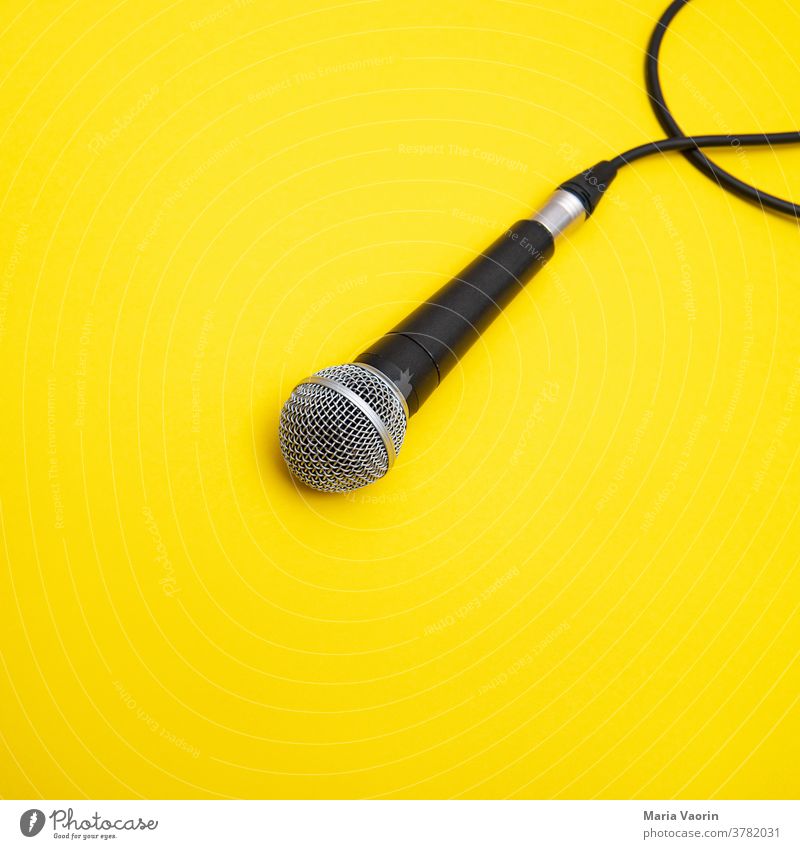 Mic Drop Mikrofon mikro Musik Konzert Schnur Handmikrofon gelb farbiger Hintergrund Textfreiraum Rockmusik Podcast aufnahme aufnehmen