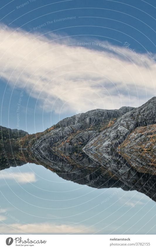 Fjord mit Steinhügeln und wasserreflektierendem Himmel Berge u. Gebirge See Klippe Felsen Reflexion & Spiegelung Reinheit Natur Wasser Ufer Küste Totale Herbst
