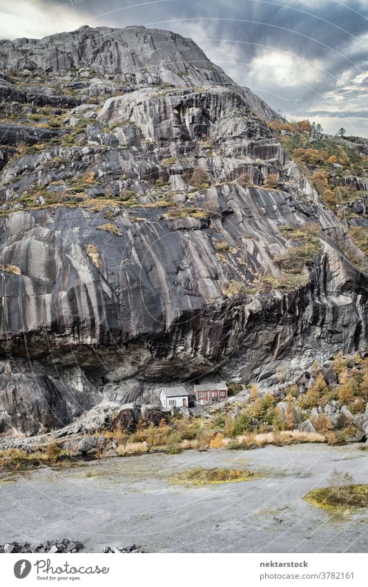 Felsformation Jøssingfjord Helleren mit Häusern helleren Fjord Haus Felsen Wartehäuschen Stein Norwegen Natur natürlich Geologie Gesteinsformationen Wasser