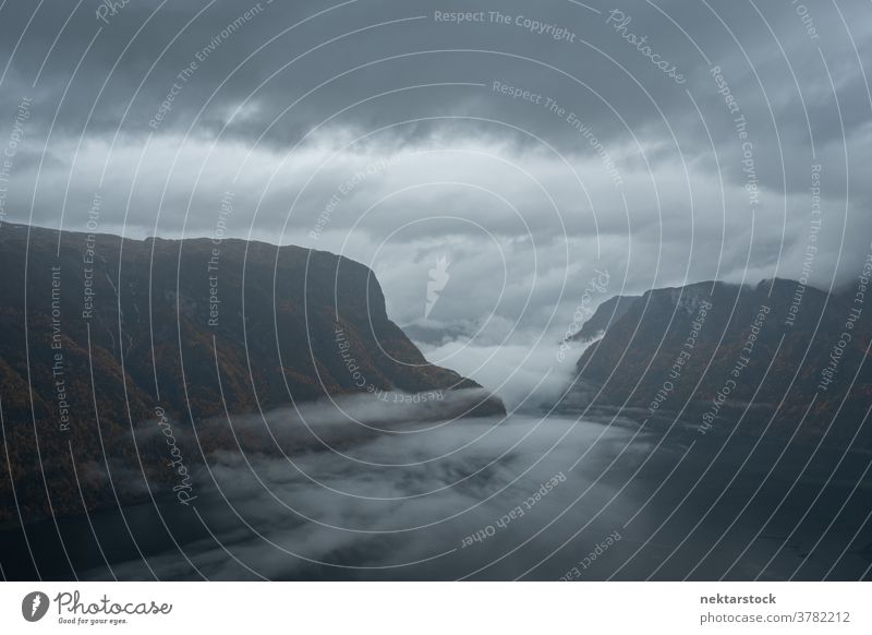 Dramatischer Sturmhimmel über dem Aurlandsfjord in Norwegen von Stegastein aus Fjord Nebel Aussichtspunkt Höhe Himmel Wasser Klippe Hügel Landschaft