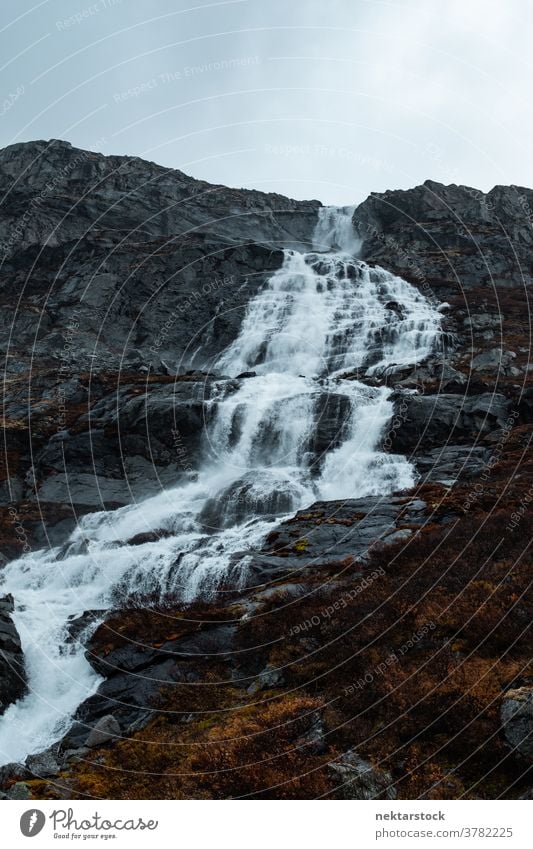 Kaskaden-Wasserfall über felsigem Gelände Berge u. Gebirge Herbst Norwegen Norden Natur natürliche Beleuchtung im Freien Landschaft szenische Darstellungen