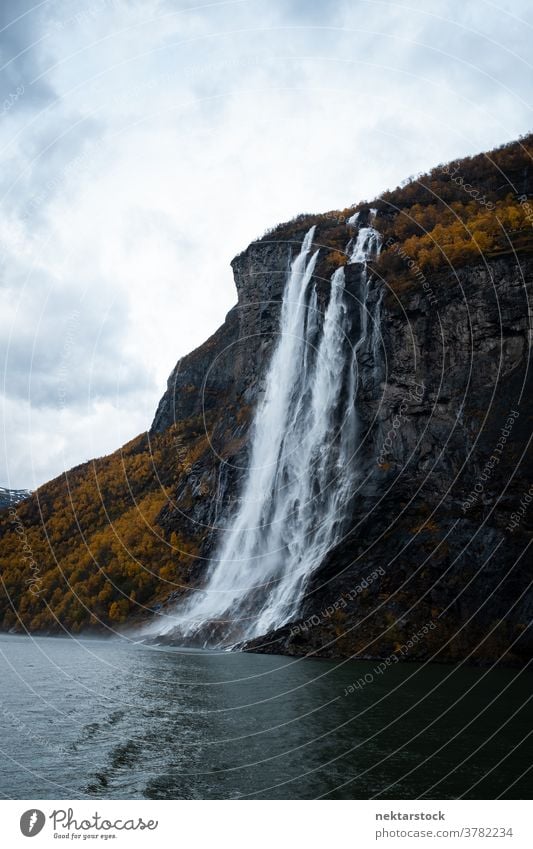 Sieben Schwestern Wasserfall Seitenansicht Fjord Geirangerfjord Norwegen Klippe Hügel cliffside Hügelseite Berge u. Gebirge wolkig Norweger Norden kalt Natur