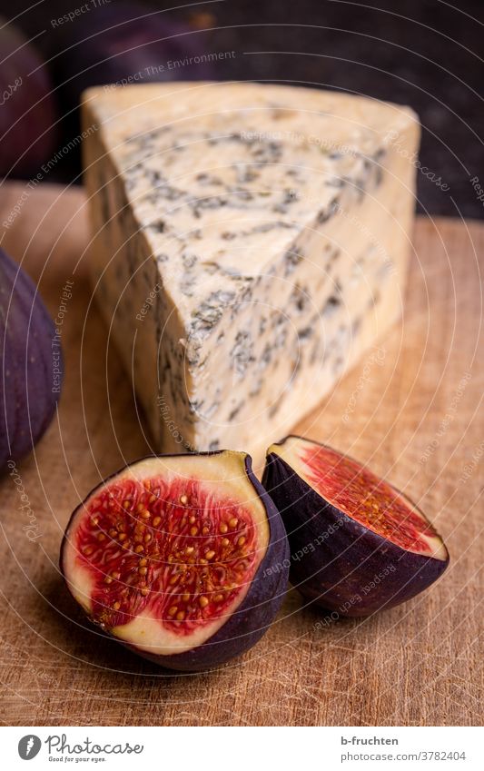 Blauschimmelkäse mit Feigen auf Holzbrett Schimmelkäse Ernährung Vegetarische Ernährung Gesunde Ernährung Lebensmittel frisch Frucht Foodfotografie Käse