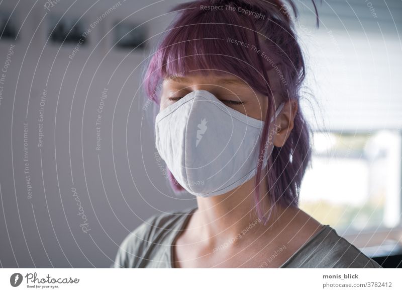 Junge Frau mit Maske Corona Pandemie coronavirus Gesundheit Farbfoto Textfreiraum Maskenpflicht pandemiemüde Infektionsgefahr Coronavirus covid-19