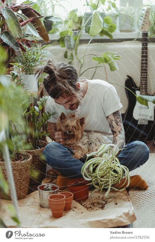Mann mit Hund und Pflanzen Natur Farbfoto Garten Dekoration & Verzierung Gartenarbeit grün