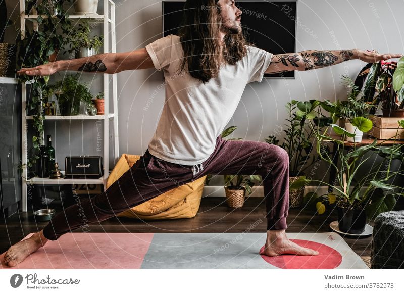 Yogamann Gesunder Lebensstil nachdenklich meditierend Gleichgewicht sportlich üben Erholung Lifestyle Sport Fitness Sport-Training Yogamatte maskulin Mann