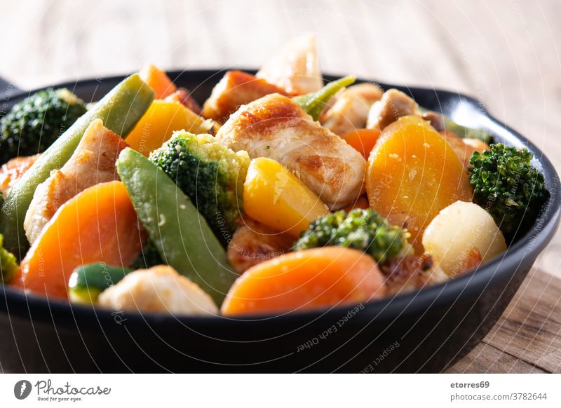 Brathähnchen mit Gemüse auf Eisenpfanne umrühren asiatisch schwarz Brokkoli Möhre Hähnchen Chinesisch Essen zubereiten Küche Diät Abendessen Lebensmittel braten