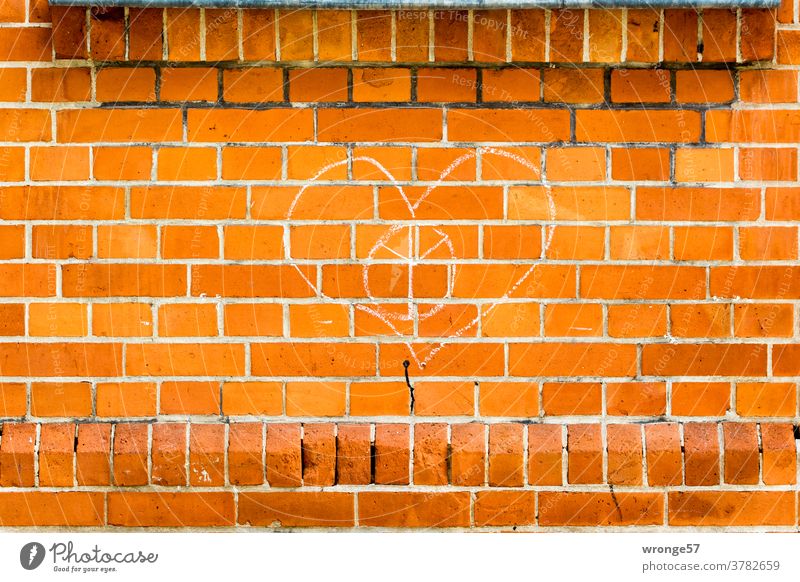 Ein mit Kreide gezeichnetes Herz und ein Ypsilonzeichen an einer Backsteinmauer Graffito Kreidezeichnung Mauer Backsteinwand Klinkermauer Wand Graffiti