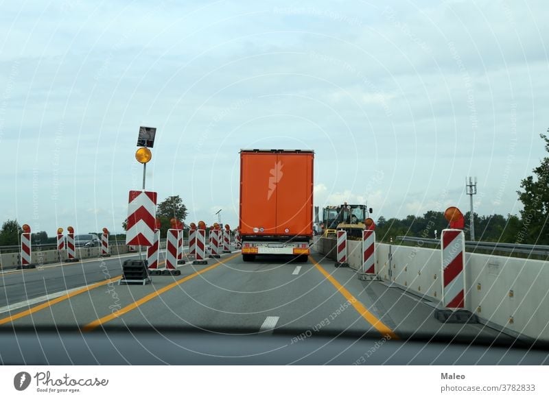 Ein Lastwagen fährt durch eine Baustelle auf der Autobahn Gebäude Konstruktion Straße Standort Business PKW Menschen industriell Industrie Sicherheit Verkehr
