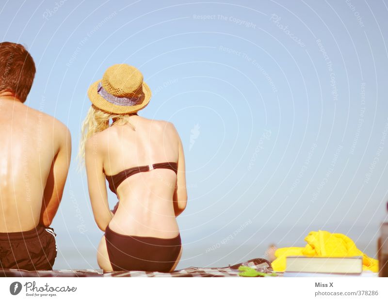 Zwei am Strand Erholung ruhig Ferien & Urlaub & Reisen Sommer Sommerurlaub Sonne Sonnenbad Meer Mensch Frau Erwachsene Mann Paar Partner Leben 2 18-30 Jahre