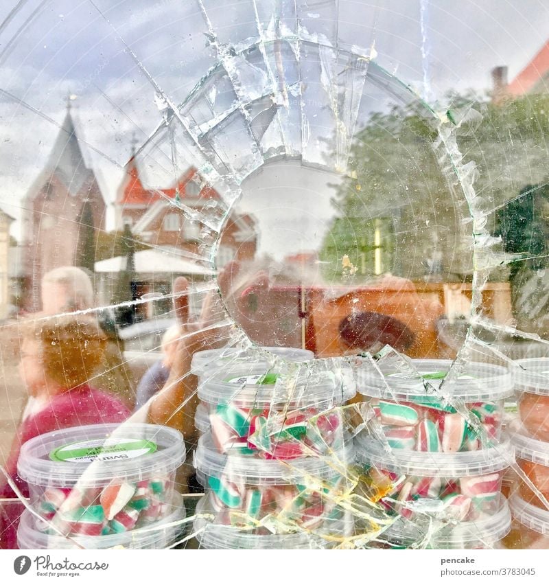 gefangen in plastik | befreiungsversuch Schaufensterscheibe Glas Splitter kaputt Geschäft beladen Plastik Plastikbox Einbruch süß Süßigkeiten Kunststoff